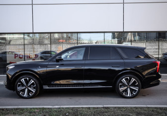 Подержанный автомобиль Hongqi E-HS9 2021 года (9 фото)