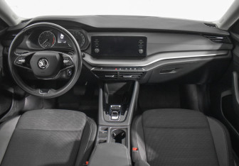 Подержанный автомобиль Skoda Octavia Liftback 2021 года (13 фото)