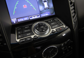 Подержанный автомобиль Infiniti QX70 2013 года (19 фото)