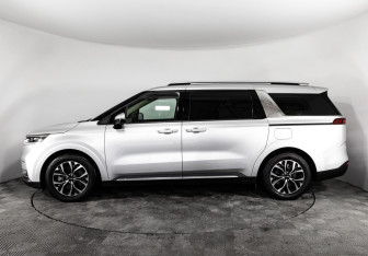 Подержанный автомобиль Kia Carnival 2022 года (8 фото)