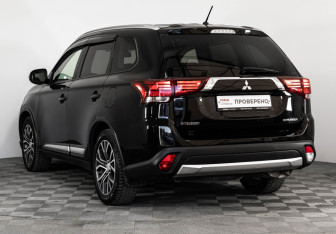Подержанный автомобиль Mitsubishi Outlander 2015 года (7 фото)