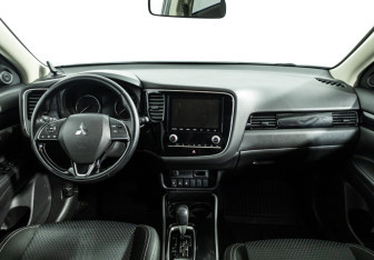 Подержанный автомобиль Mitsubishi Outlander 2022 года (13 фото)
