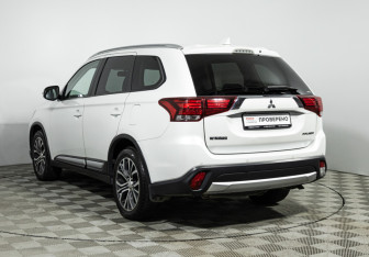 Подержанный автомобиль Mitsubishi Outlander 2018 года (7 фото)