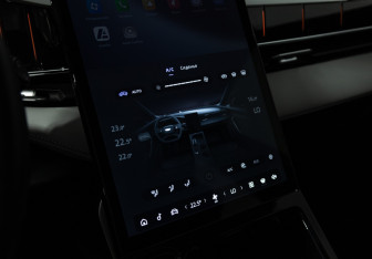 Подержанный автомобиль Geely Atlas 2023 года (20 фото)