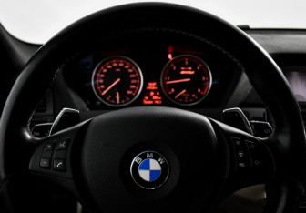 Подержанный автомобиль BMW X5 2012 года (15 фото)