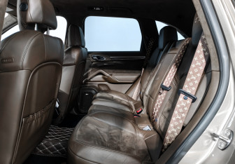 Подержанный автомобиль Porsche Cayenne 2015 года (13 фото)