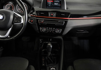 Подержанный автомобиль BMW X1 2017 года (12 фото)