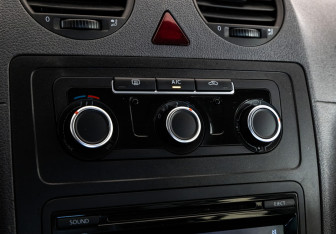 Подержанный автомобиль Volkswagen Caddy Compactvan 2012 года (14 фото)