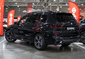 Подержанный автомобиль BMW X7 2023 года (10 фото)