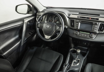 Подержанный автомобиль Toyota RAV4 2014 года (9 фото)