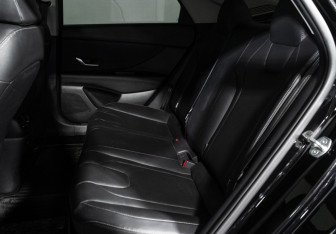 Подержанный автомобиль Hyundai Elantra Sedan 2023 года (10 фото)