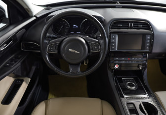 Подержанный автомобиль Jaguar XE 2016 года (10 фото)