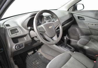 Подержанный автомобиль Chevrolet Cobalt Sedan 2013 года (9 фото)