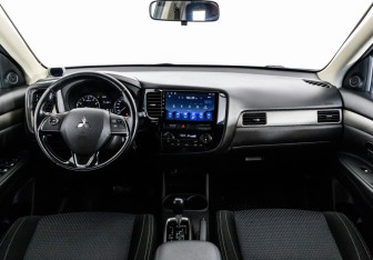 Подержанный автомобиль Mitsubishi Outlander 2016 года (10 фото)