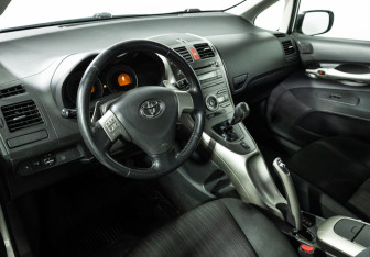 Подержанный автомобиль Toyota Auris Hatchback 2007 года (11 фото)