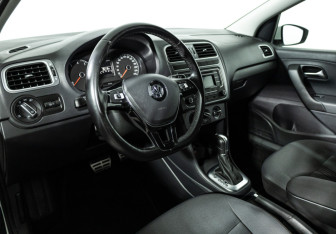 Подержанный автомобиль Volkswagen Polo Sedan 2016 года (11 фото)