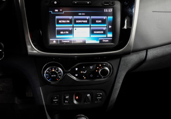 Подержанный автомобиль Renault Sandero 2016 года (14 фото)