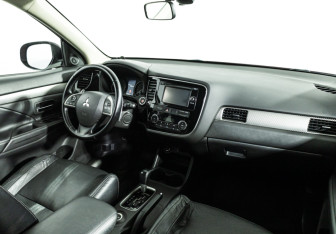 Подержанный автомобиль Mitsubishi Outlander 2014 года (9 фото)