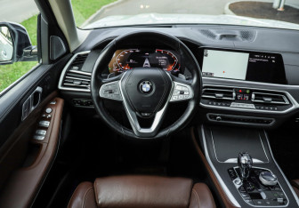 Подержанный автомобиль BMW X7 2021 года (15 фото)
