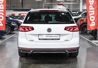 Подержанный автомобиль Volkswagen Passat Wagon 2019 года (14 фото)