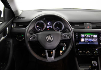 Подержанный автомобиль Skoda Octavia Liftback 2020 года (10 фото)