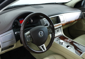 Подержанный автомобиль Jaguar XF Sedan 2008 года (14 фото)
