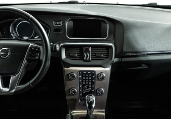 Подержанный автомобиль Volvo V40 Cross Country 2017 года (14 фото)