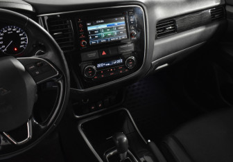 Подержанный автомобиль Mitsubishi Outlander 2017 года (23 фото)