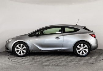 Подержанный автомобиль Opel Astra Hatchback 2012 года (8 фото)