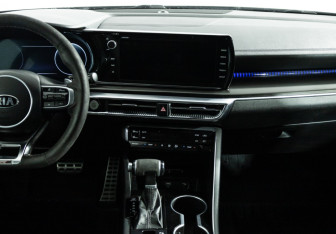 Подержанный автомобиль Kia K5 2021 года (14 фото)
