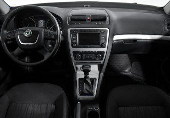Подержанный автомобиль Skoda Octavia Liftback 2012 года (14 фото)