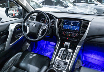 Подержанный автомобиль Mitsubishi Pajero Sport 2018 года (12 фото)