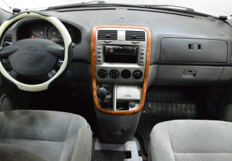 Подержанный автомобиль Kia Carnival 2004 года (13 фото)