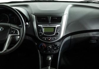 Подержанный автомобиль Hyundai Solaris Hatchback 2014 года (14 фото)