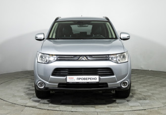 Подержанный автомобиль Mitsubishi Outlander 2013 года (2 фото)