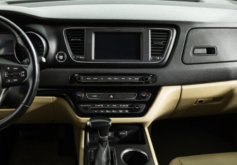 Подержанный автомобиль Kia Carnival 2018 года (14 фото)