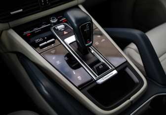 Подержанный автомобиль Porsche Cayenne 2019 года (21 фото)