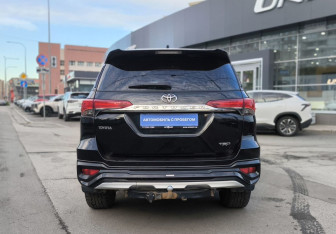 Подержанный автомобиль Toyota Fortuner 2019 года (5 фото)