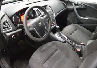 Подержанный автомобиль Opel Astra Hatchback 2013 года (9 фото)