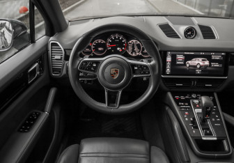 Подержанный автомобиль Porsche Cayenne 2020 года (15 фото)