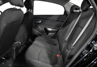 Подержанный автомобиль Kia Rio Sedan 2015 года (11 фото)