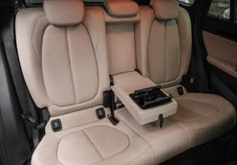 Подержанный автомобиль BMW X1 2021 года (23 фото)