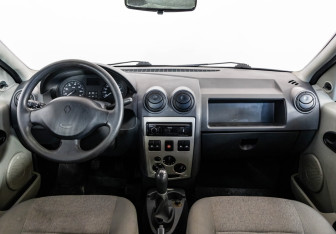 Подержанный автомобиль Renault Logan Sedan 2009 года (10 фото)