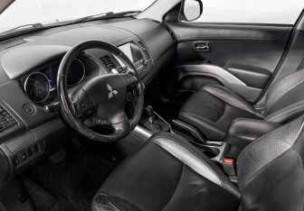 Подержанный автомобиль Mitsubishi Outlander 2012 года (9 фото)
