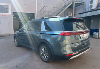 Подержанный автомобиль Kia Carnival 2022 года (5 фото)