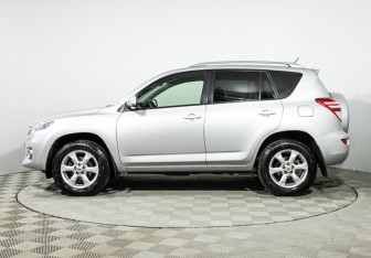 Подержанный автомобиль Toyota RAV4 2011 года (8 фото)