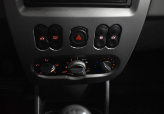 Подержанный автомобиль Renault Logan Sedan 2011 года (14 фото)
