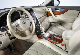 Подержанный автомобиль Infiniti QX70 2014 года (9 фото)