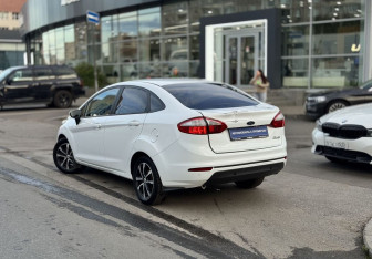 Подержанный автомобиль Ford Fiesta Sedan 2015 года (7 фото)