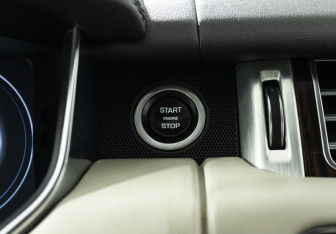 Подержанный автомобиль Land Rover Range Rover 2015 года (26 фото)